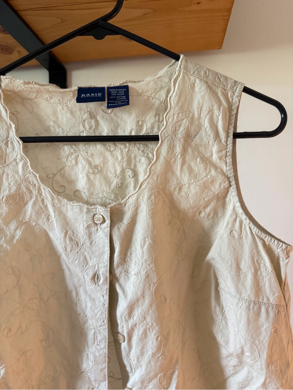 Basic Editions Cream Embroidered Sleeveless Button-Front Blouse